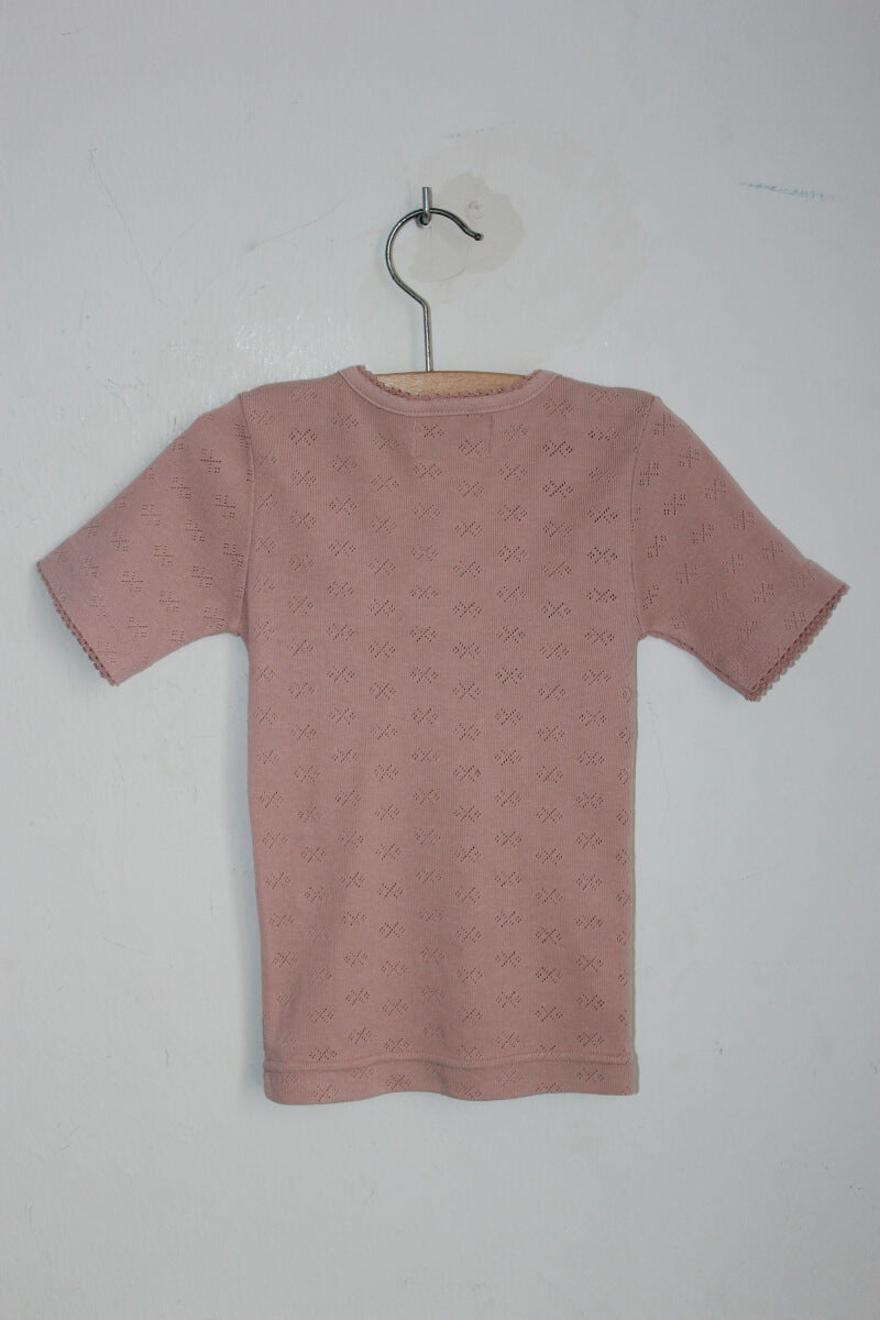 tweedehands poederroze t shirt met korte mouwen en een knoopsluiting aan de voorkant in maat 110 voor een meisje van dpam