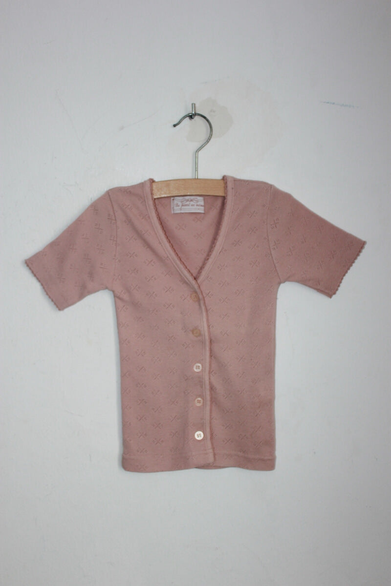 tweedehands poederroze t shirt met korte mouwen en een knoopsluiting aan de voorkant in maat 110 voor een meisje van dpam