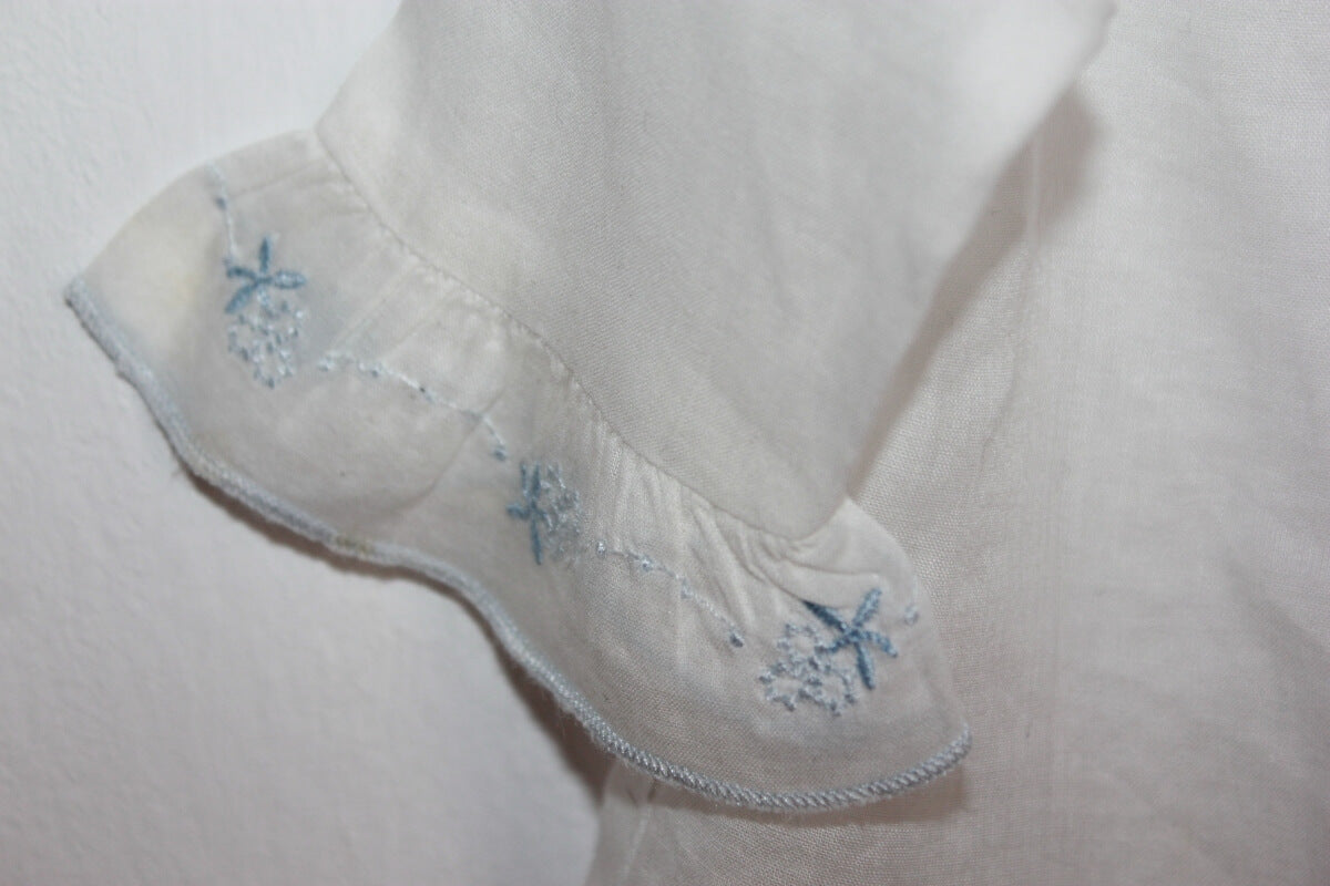 tweedehands katoenen witte blouse met blauwe details, lange mouwen en een volantkraagje in maat 50 van dulces