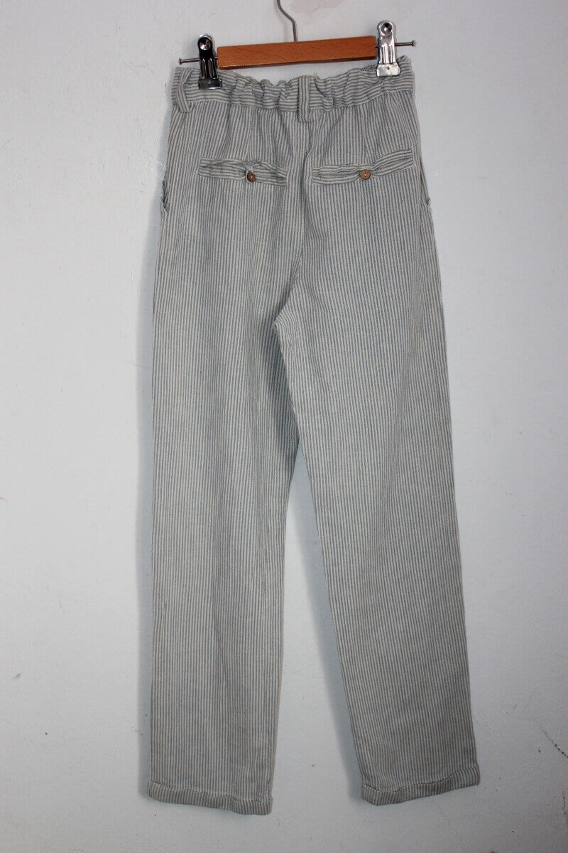 tweedehands katoenen zomerse gestreepte lange broek maat 140 voor een jongen van eden et victor