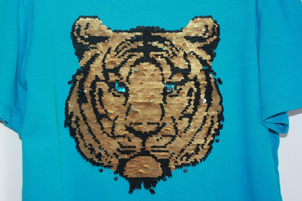 Tweedehands unisex blauw t-shirt met tijgerkop in gouden pailletten, maat 134 van fish and chips