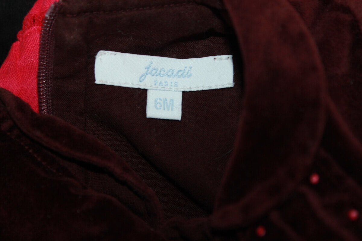 tweedehands katoenen bordeaux fluwelen jurk met roze geborduurde bloemetjes en korte mouwen in maat 68 van jacadi