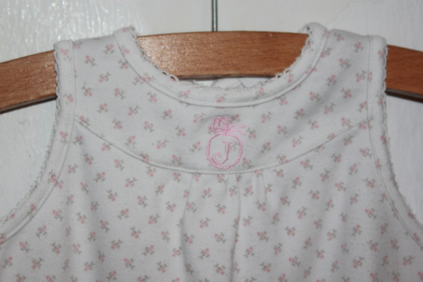 Tweedehands katoenen mouwloze wit te korte playsuit met roze bloemetjes in maat 68 voor een baby van Jacadi