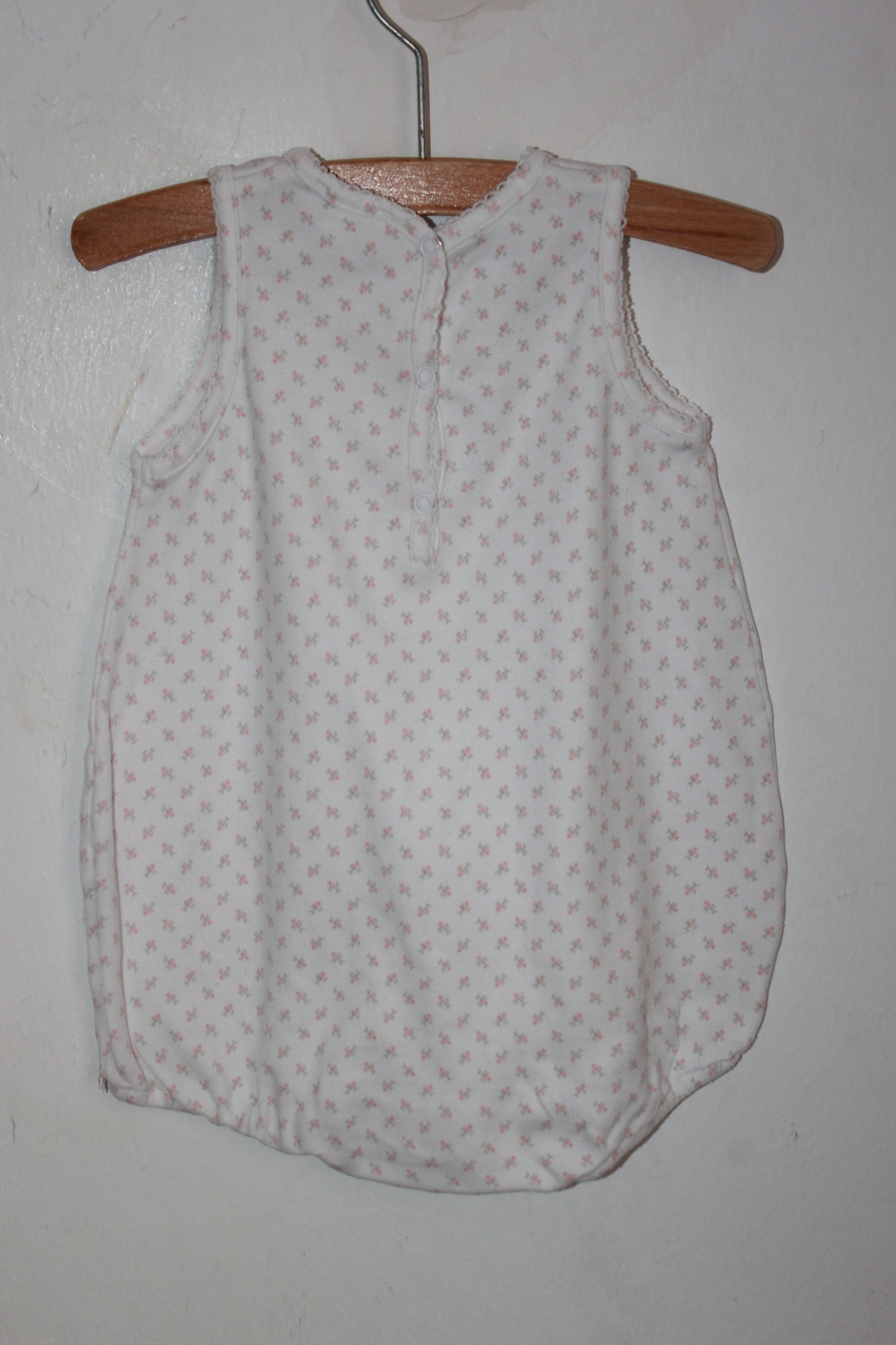 Tweedehands katoenen mouwloze wit te korte playsuit met roze bloemetjes in maat 68 voor een baby van Jacadi