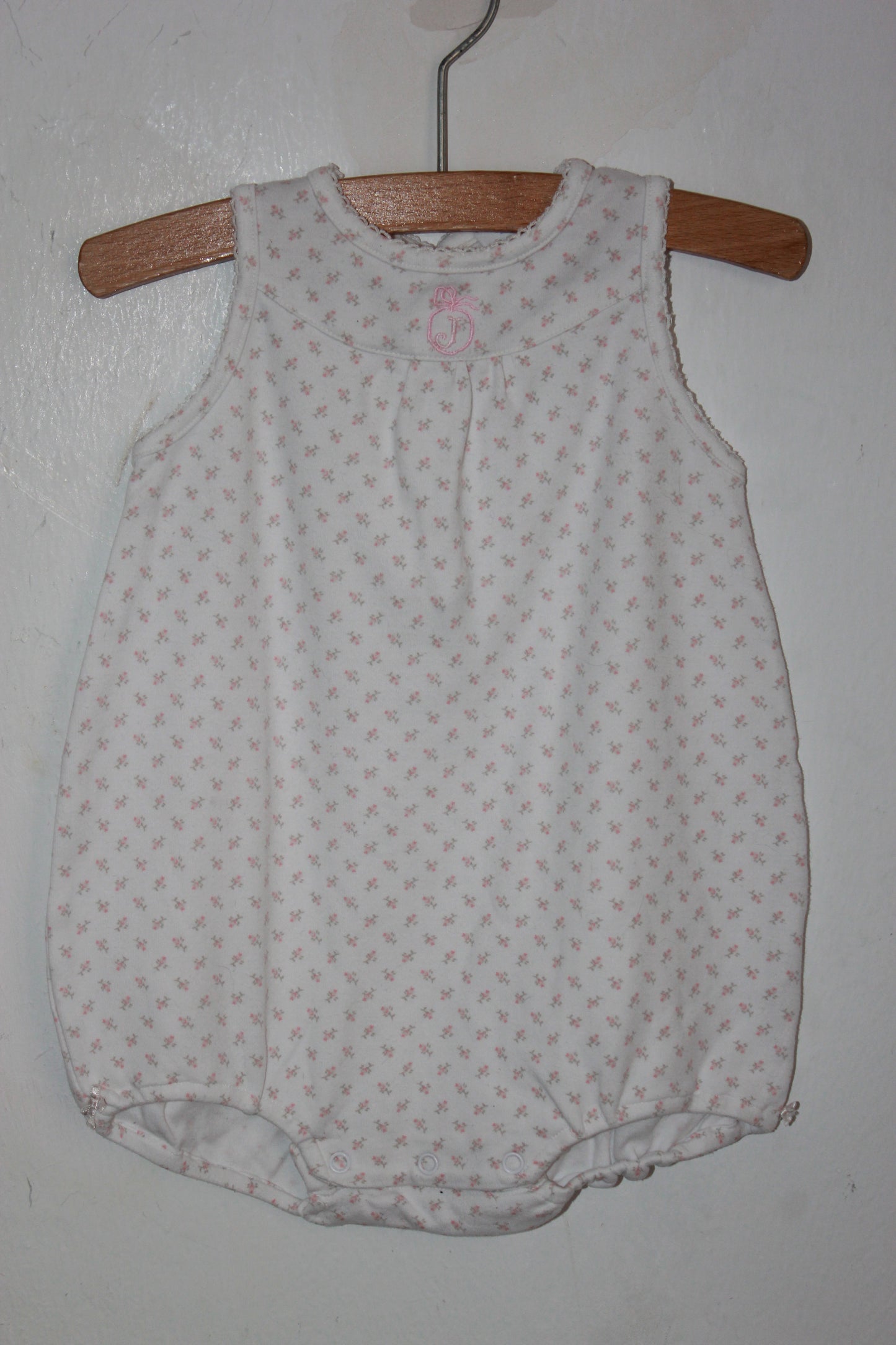Tweedehands katoenen mouwloze wit te korte playsuit met roze bloemetjes in maat 68 voor een baby van Jacadi