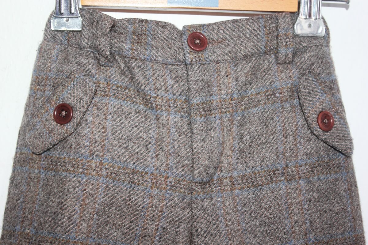 tweedehands winterse geruite lichtbruine korte broek in maat 68 voor een baby jongen van jacadi
