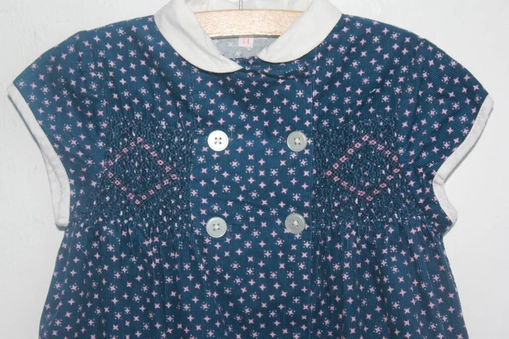 tweedehands katoenen donkerblauwe jurk met wit kraagje, roze sterretjes en korte mouwen in maat 98 van gocco