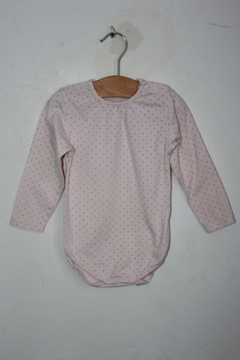 tweedehands roze romper met kleine bruine stippen en lange mouwen in maat 80 van grain de ble