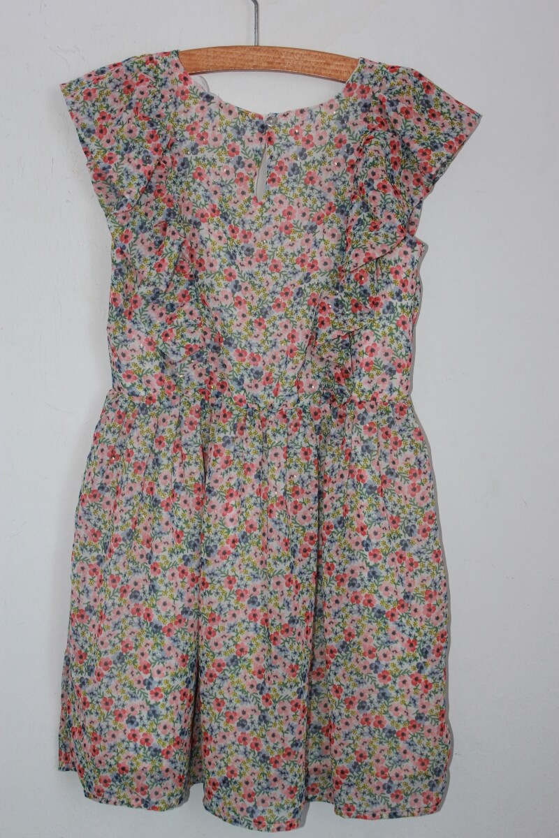 preloved gebloemde zomerse jurk in multicolour met korte volantmouwen, maat 116 van H&M