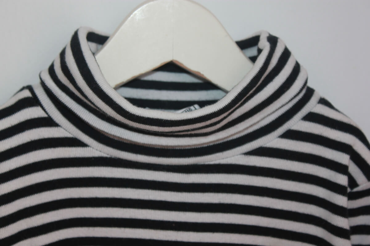 tweedehands unisex zwart met wit gestreepte longsleeve met col in maat 116 van Hennes en maurits