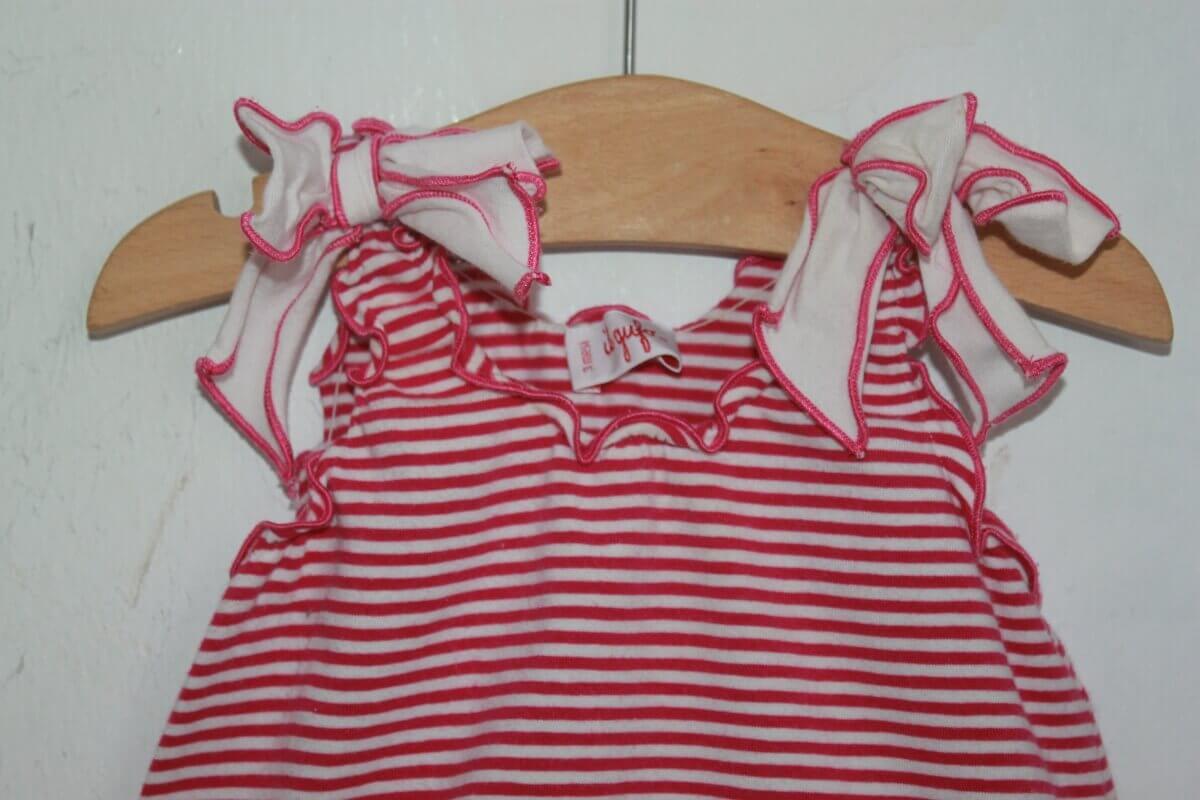 Tweedehands zomerse roze met wit gestreepte mouwloze top in maat 62 voor een baby meisje van il gufo