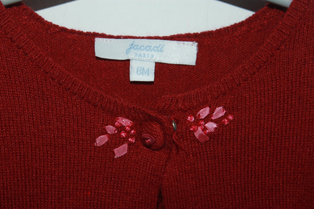 Tweedehands bordeaux rood vestje met roze geborduurde bloemetjes bij de hals in maat 68 voor een baby meisje van jacadi