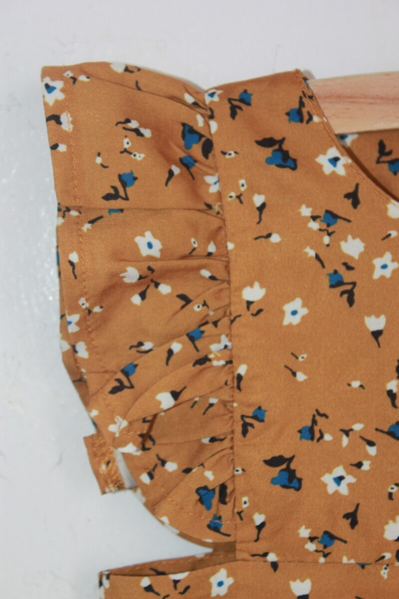 tweedehands katoenen korte liberty jumpsuit met volants in mosterdgeel, ecru en blauw in maat 68 voor een baby meisje