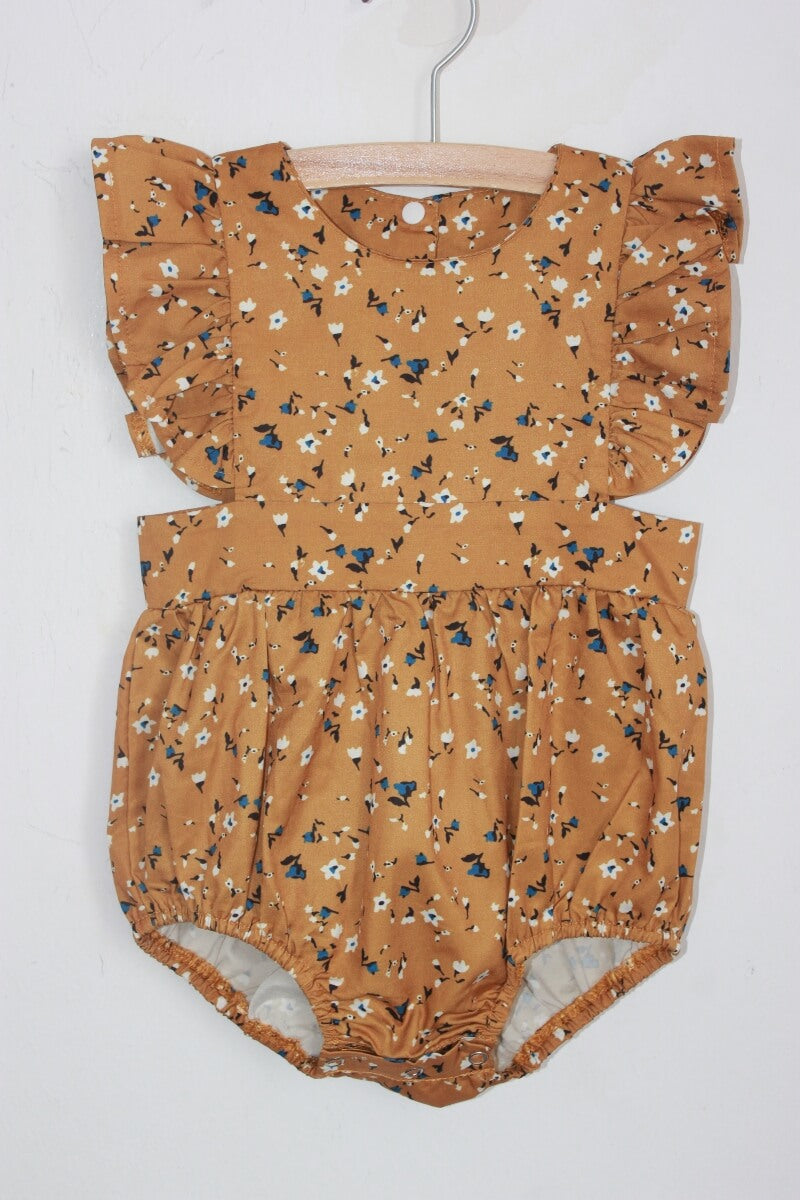 tweedehands katoenen korte liberty jumpsuit met volants in mosterdgeel, ecru en blauw in maat 68 voor een baby meisje