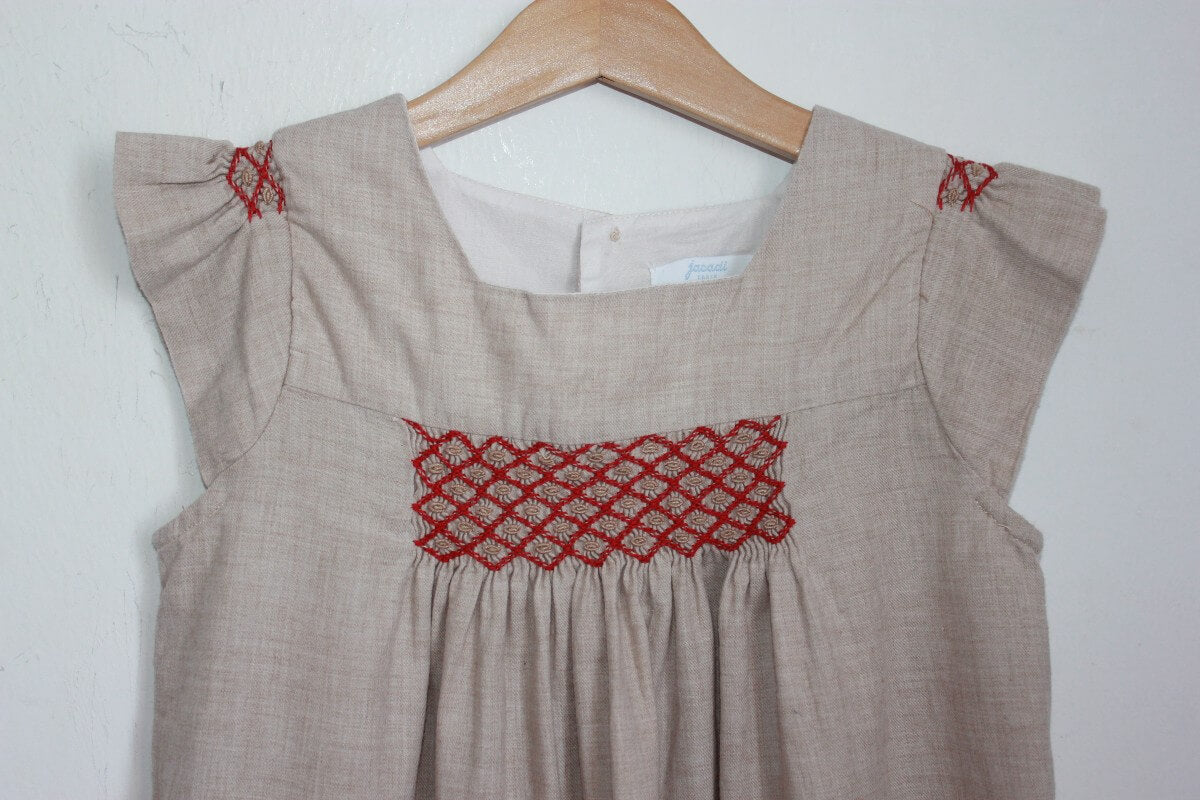 tweedehands beige met rood gesmokte
zomerse jurk met korte mouwen in maat 140 voor een meisje van jacadi