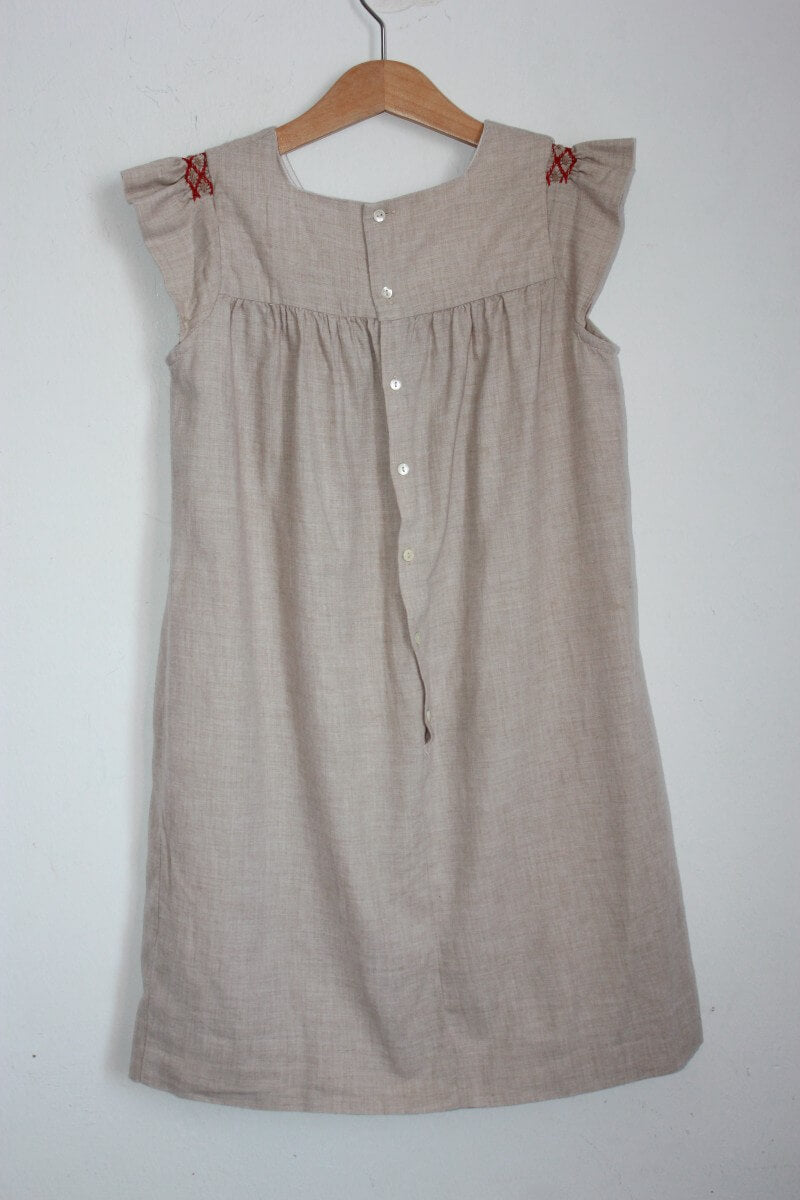 tweedehands beige met rood gesmokte
zomerse jurk met korte mouwen in maat 140 voor een meisje van jacadi