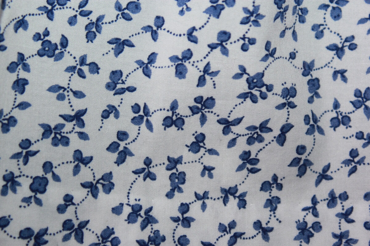 tweedehands zomerse katoenen mouwloze blauw met wit gebloemde jurk van jacadi in maat 56 voor een baby meisje
