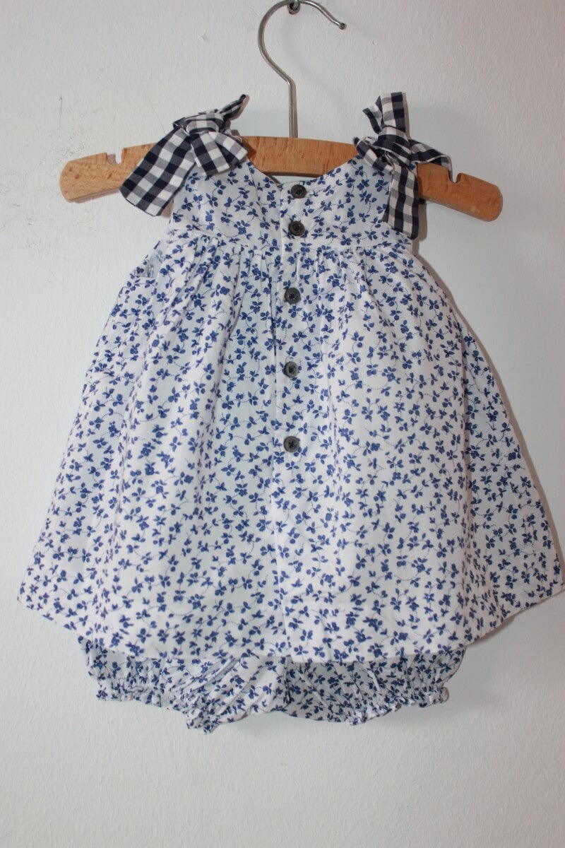tweedehands zomerse katoenen mouwloze blauw met wit gebloemde jurk van jacadi in maat 56 voor een baby meisje