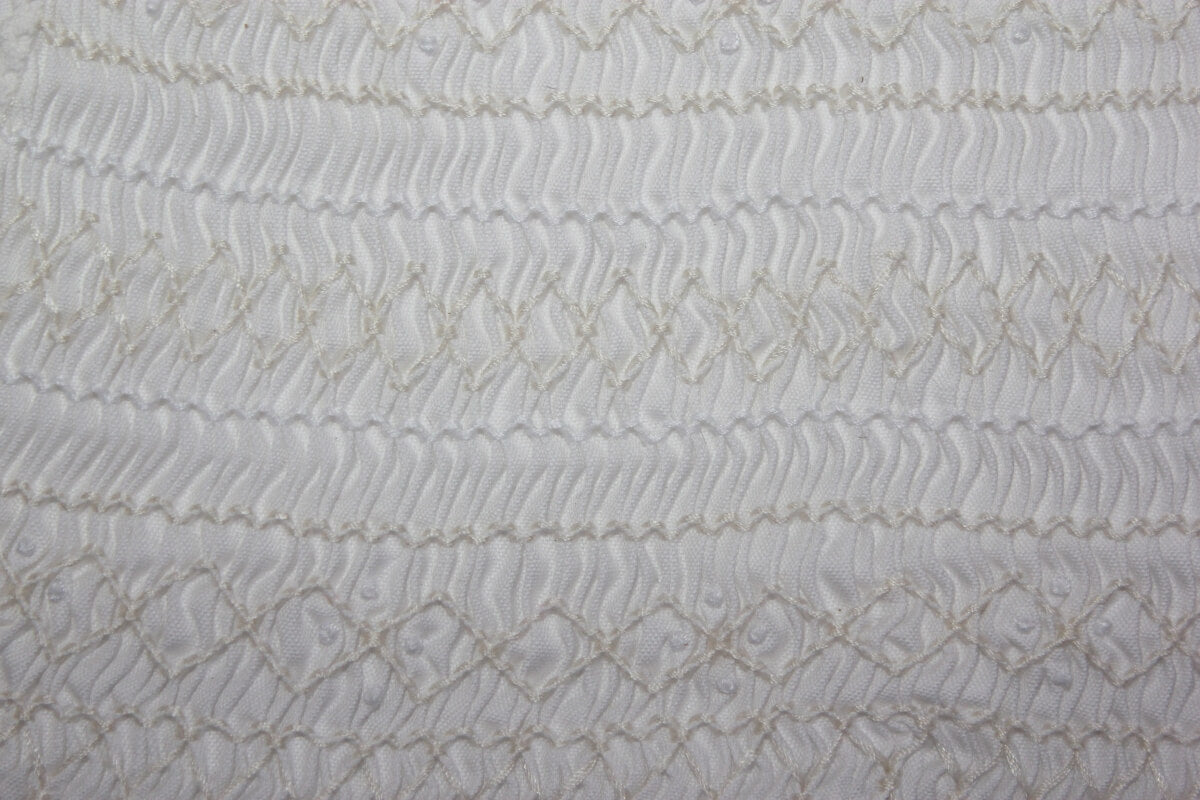 tweedehands mouwloze katoenen witte met creme gesmockte zomerse jurk van jacadi in maat 104 voor een meisje
