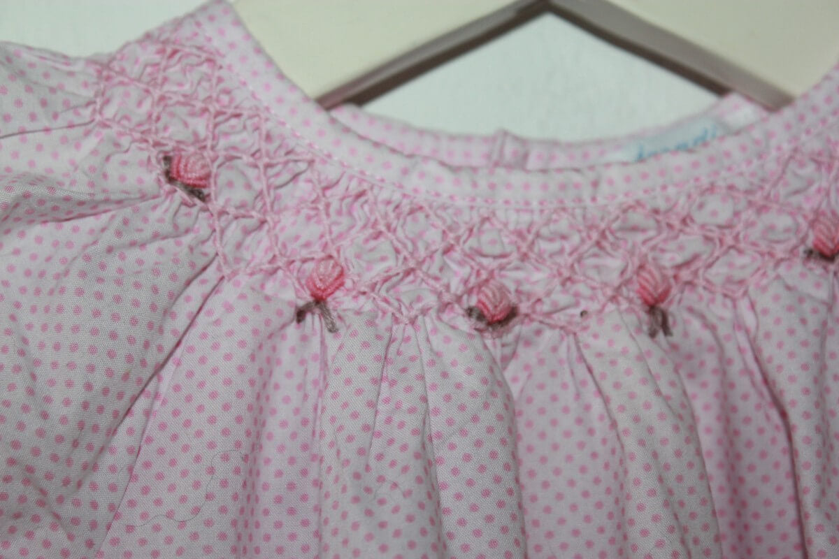 tweedehands katoenen zomerse gesmockte witte jurk met roze stipjes-bloomer en korte mouwen in maat 62 van jacadi