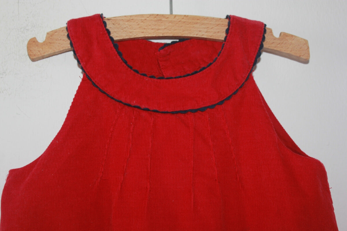 tweedehands katoenen ribfluwelen mouwloze rode jurk met donkerblauwe accenten in maat 80 voor een baby meisje van jacadi