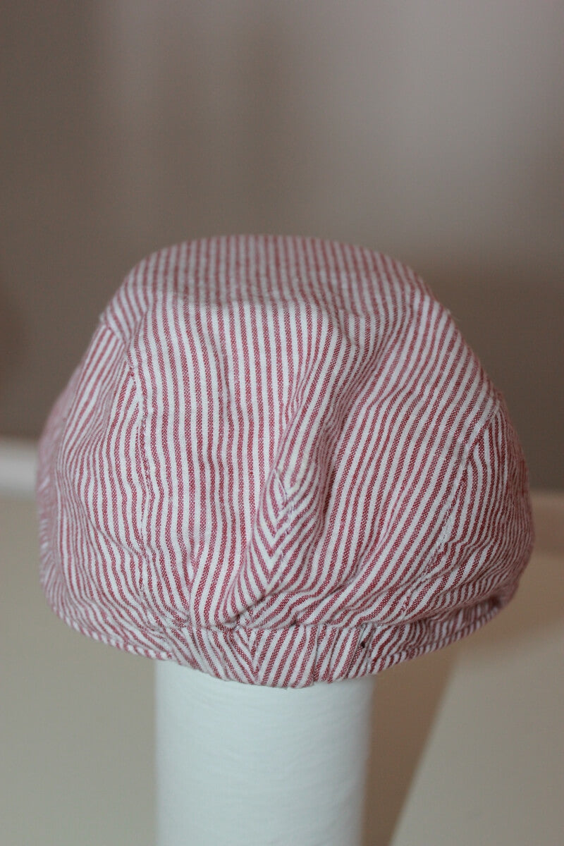tweedehands unisex mauve met wit gestreepte katoenen pet van kiabi in maat 80