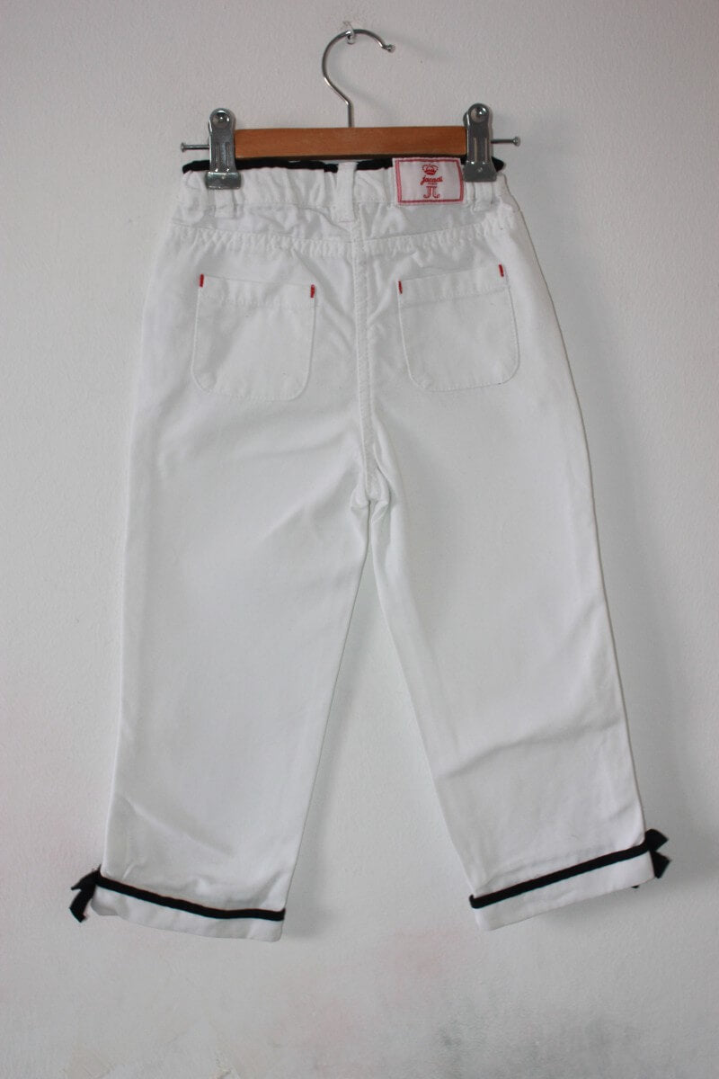 tweedehands witte katoenen lange broek met donkerblauwe accenten in maat 98 voor een meisje van jacadi