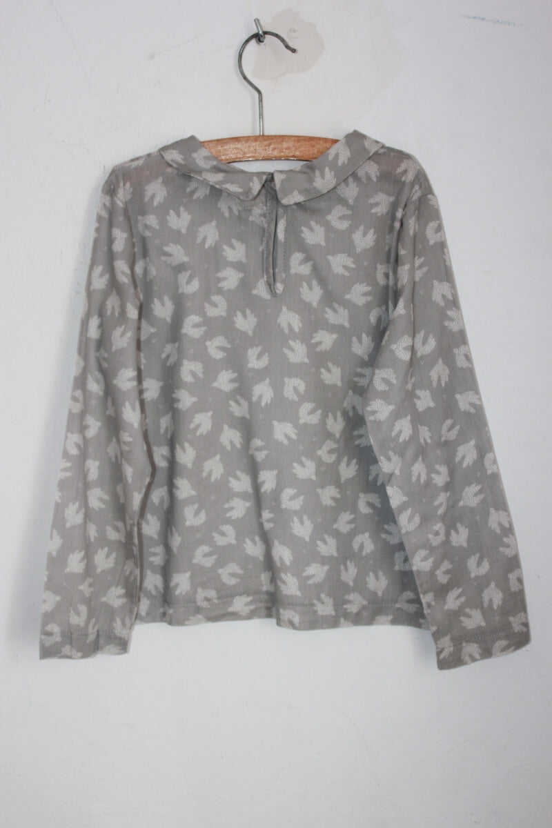 tweedehands grijs en witte katoenen blouse met vogels en lange mouwen in maat 116 voor een meisje van little celebs