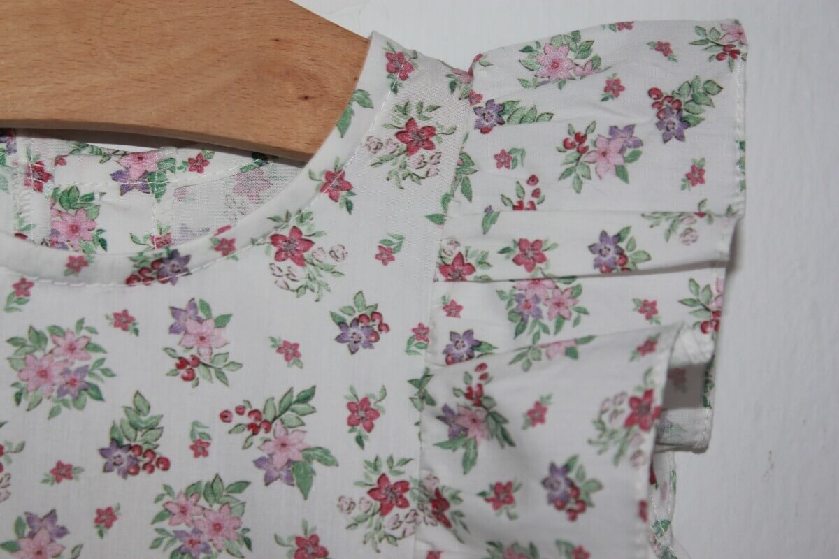 preloved katoenen gebloemde zomerse mouwloze blouse in multicolour met volants in maat 104 van lola palacios