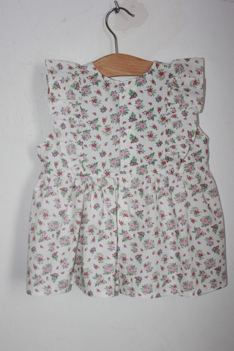 preloved katoenen gebloemde zomerse mouwloze blouse in multicolour met volants in maat 104 van lola palacios
