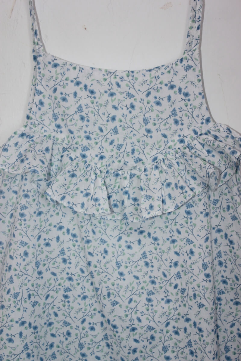 tweedehands katoenen lichtblauw met wit gebloemde zomerse jumpsuit in maat 116 van lola palacios