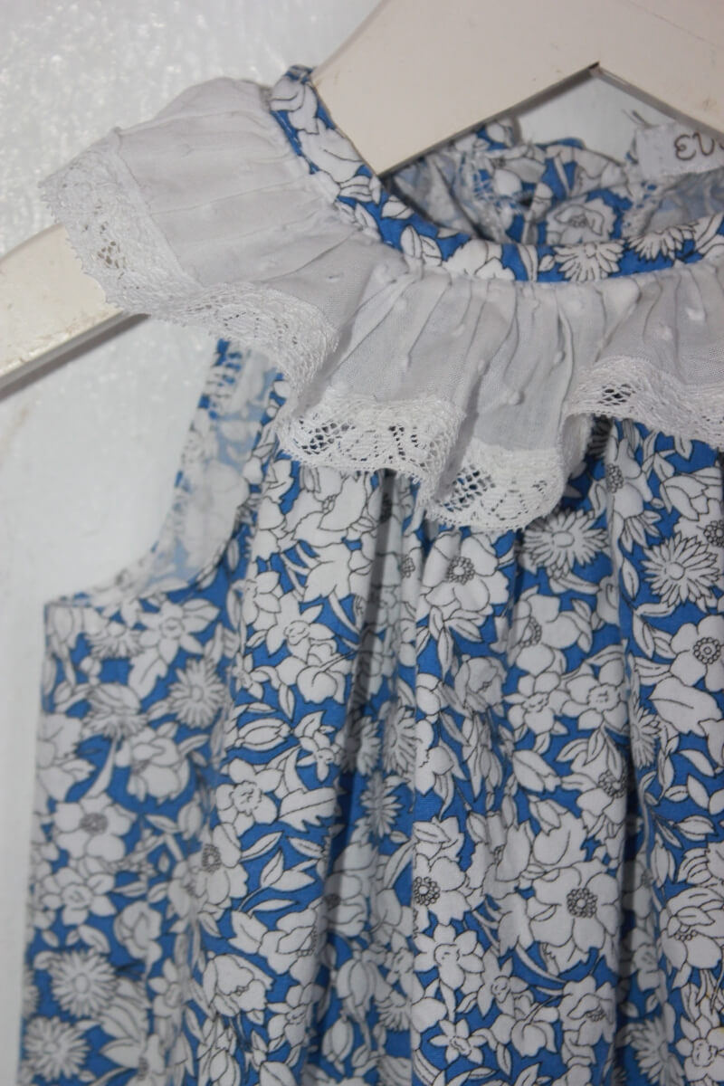 tweedehands katoenen zomerse korte liberty jumpsuit en blauw en wit, maat 68 voor een baby meisje van Lola palacios