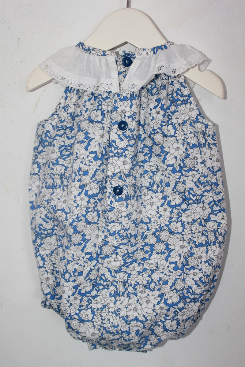 tweedehands katoenen zomerse korte liberty jumpsuit en blauw en wit, maat 68 voor een baby meisje van Lola palacios