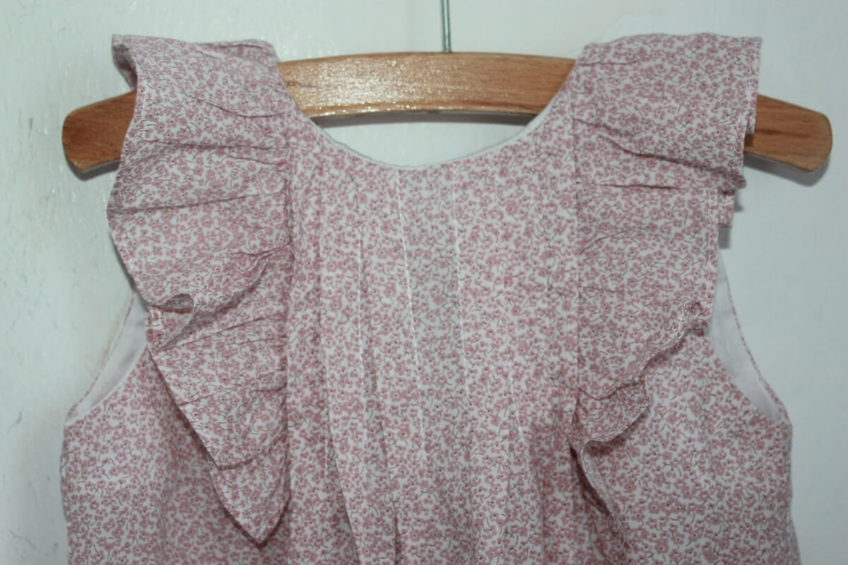 tweedehands katoenen zomerse mouwloze roze-wit gebloemde jurk met volants in maat 104 van lola palacios