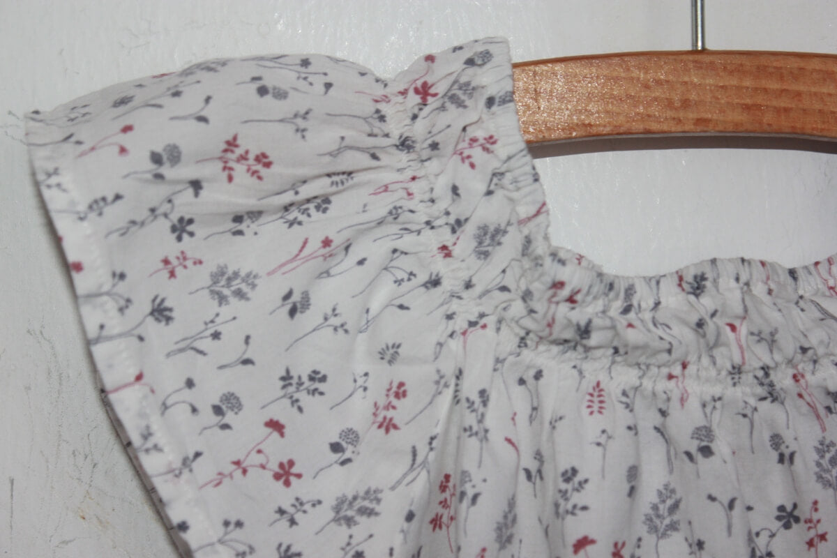 tweedehands katoenen zomerse gebloemde blouse in multicolour met korte volantmouwen in maat 116 van louis et victorie