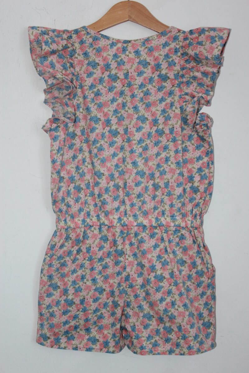 tweedehands zomerse korte gebloemde jumpsuit in multicolour, maat 128 voor een meisje van louis et victorie