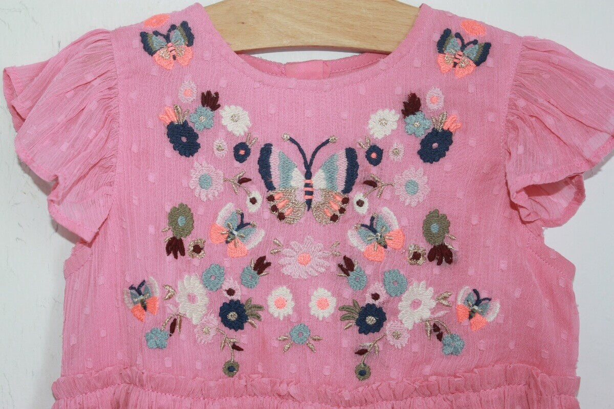 tweedehands zomerse roze jurk met geborduurde bloemen en korte volant mouwen van Marks and Spencer in maat 110 - 116