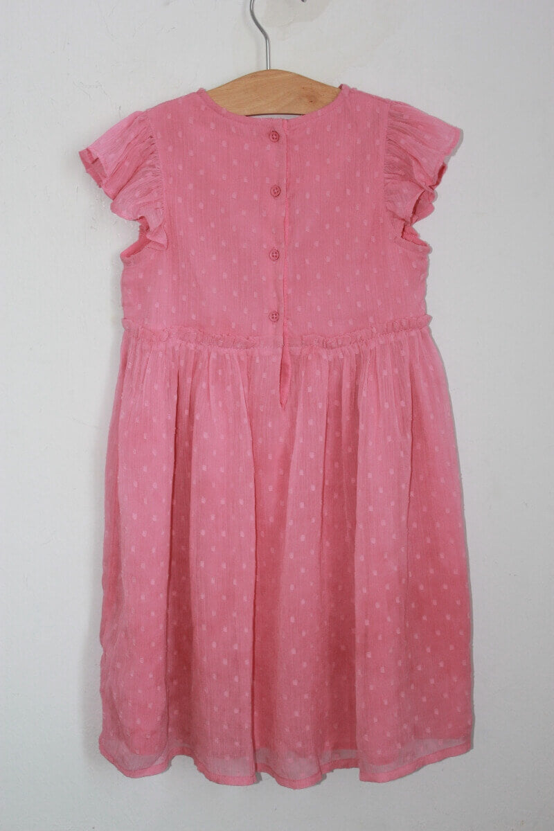tweedehands zomerse roze jurk met geborduurde bloemen en korte volant mouwen van Marks and Spencer in maat 110 - 116