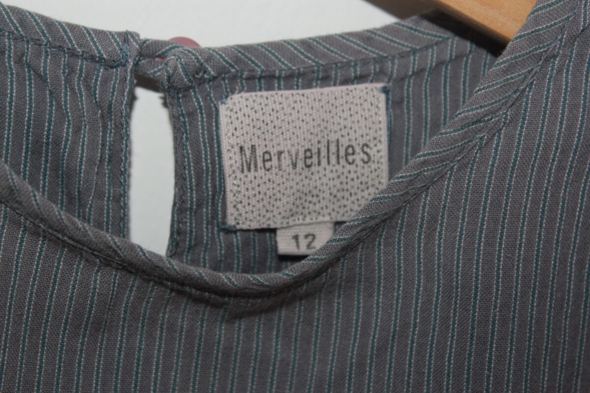 tweedehands katoenen grijze gestreepte zomerse blouse met korte mouwen en volants van Merveilles in maat 122
