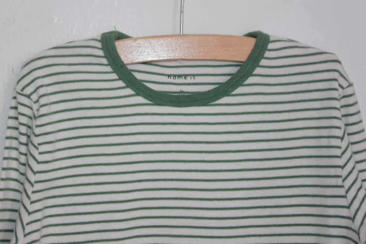 tweedehands unisex katoenen creme met groen gestreepte longsleeve in maat 116 van name it