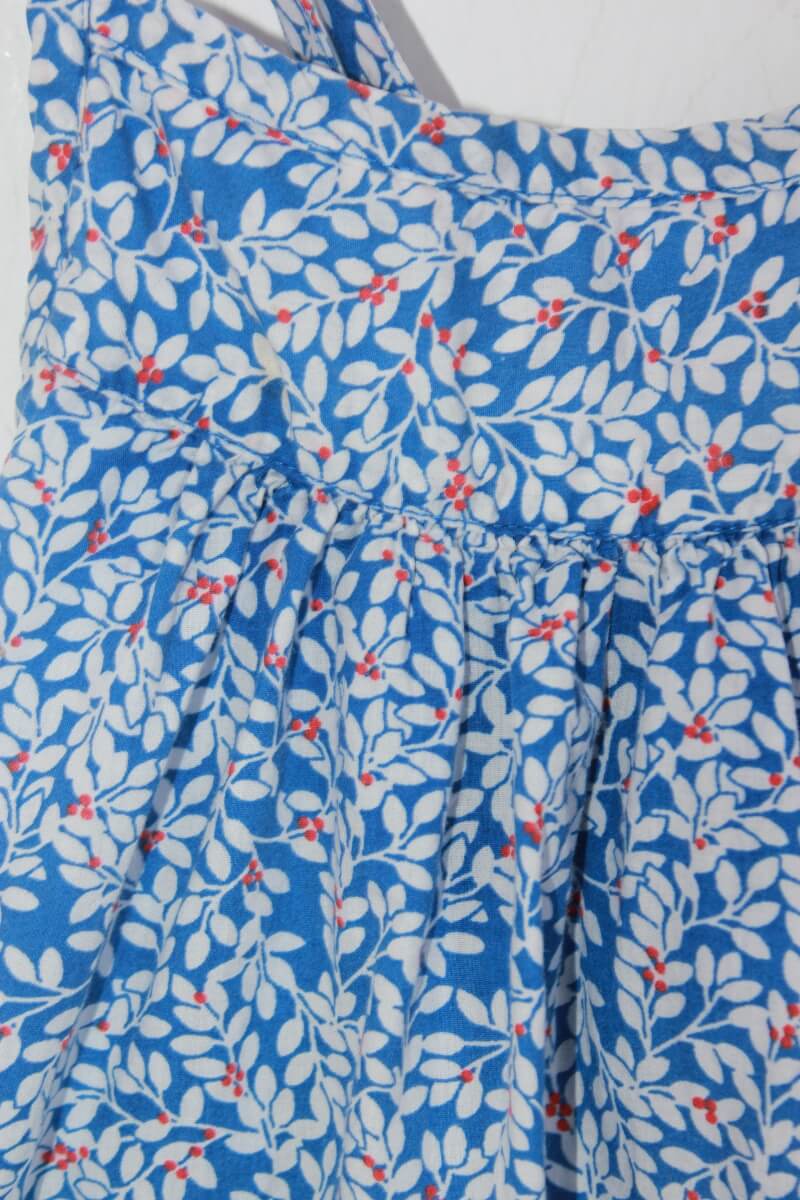 tweedehands gebloemde zomerse jurk met schouderbandjes in blauw, rood en wit, maat 116 van okaidi