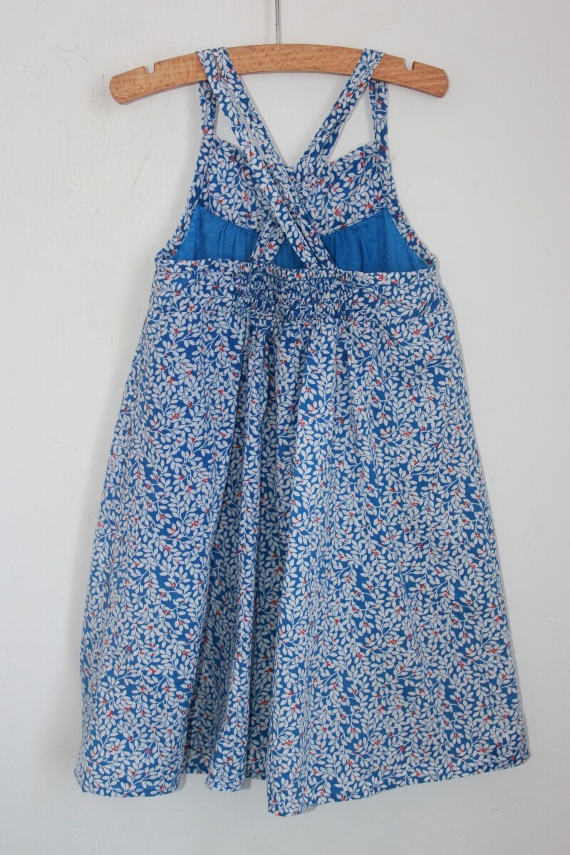 tweedehands gebloemde zomerse jurk met schouderbandjes in blauw, rood en wit, maat 116 van okaidi