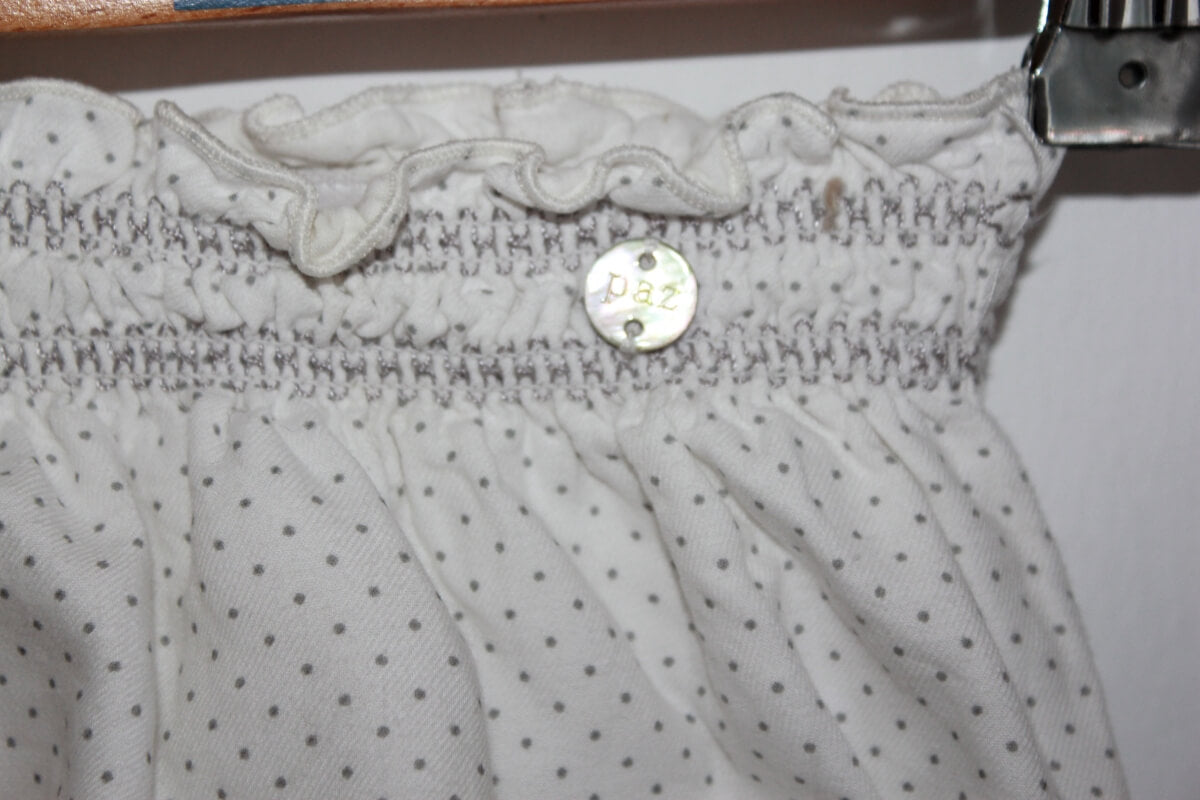 preloved creme korte broek met grijze stipjes in maat 56 voor een baby meisje van paz rodriguez