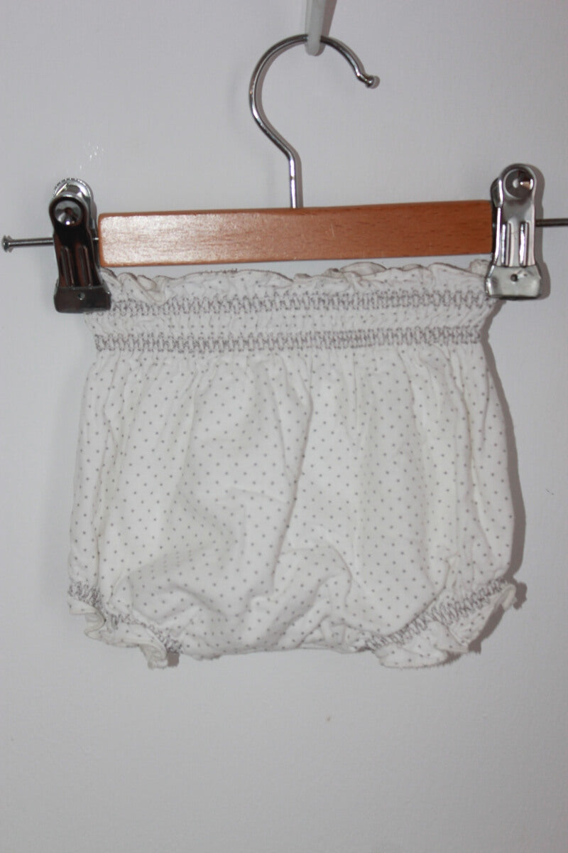 preloved creme korte broek met grijze stipjes in maat 56 voor een baby meisje van paz rodriguez