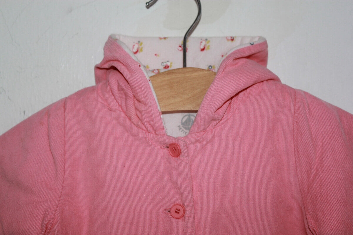 tweedehands katoenen zachte corduroy roze jas met capuchon en gebloemde voering in maat 62 van petit bateau