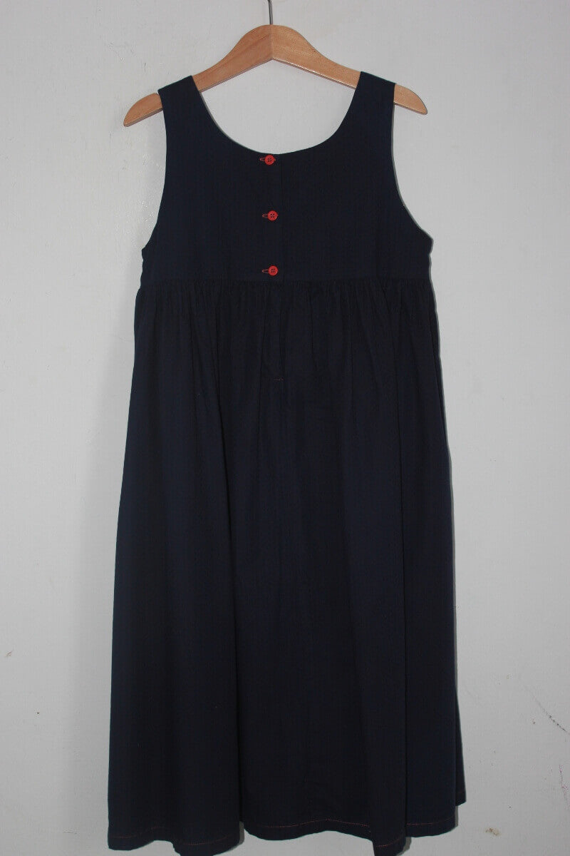 tweedehands katoenen zomerse mouwloze donkerblauwe jurk in maat 140 van petit bateau