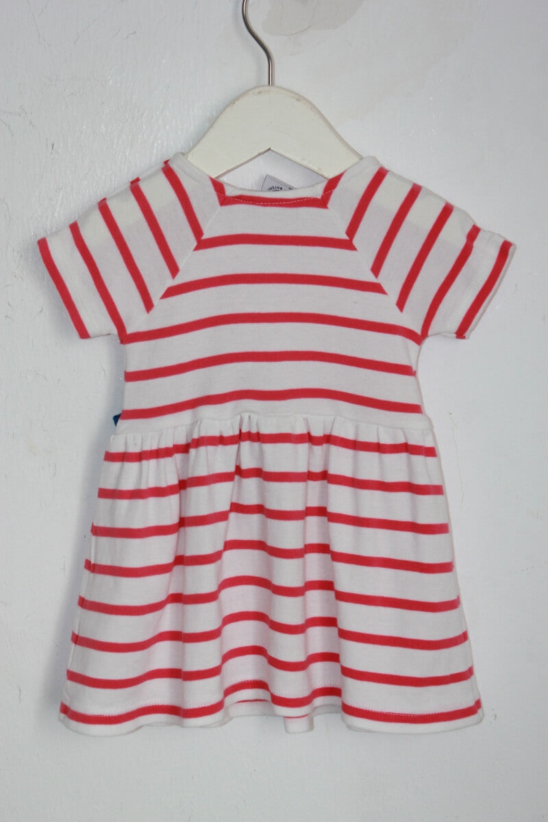 tweedehands katoenen roze en witte gestreepte zomerse jurk met korte mouwen en blauwe strik in maat 62 van Petit Bateau