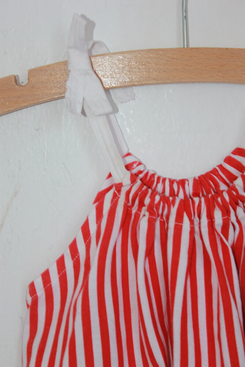 tweedehands katoenen zomerse mouwloze rood met wit gestreepte jurk in maat 74 van petit bateau