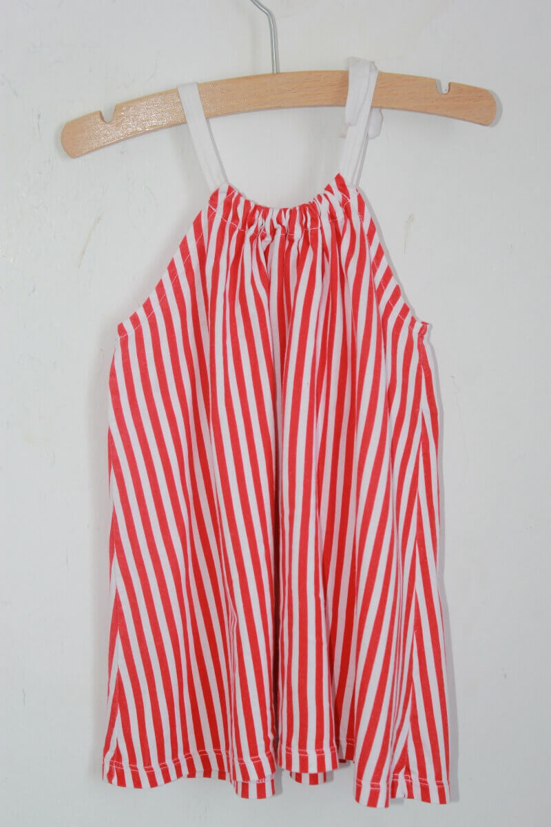 tweedehands katoenen zomerse mouwloze rood met wit gestreepte jurk in maat 74 van petit bateau