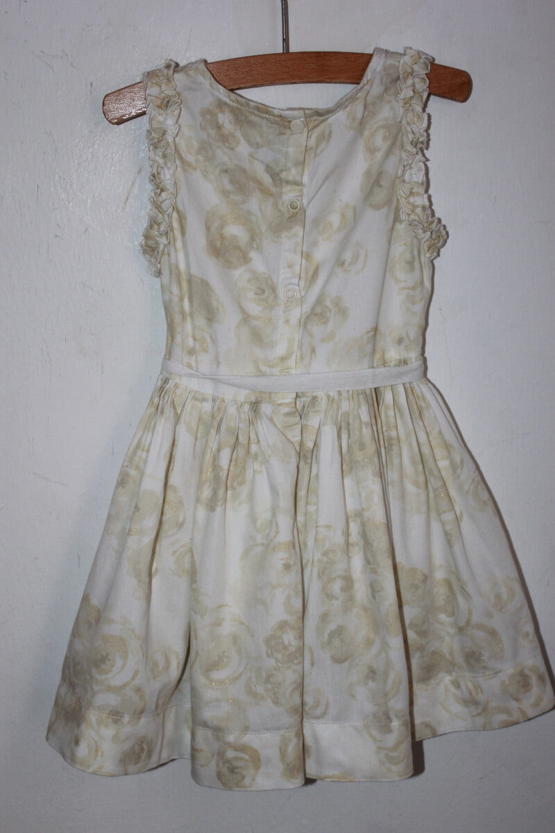 tweedehands katoenen zomerse mouwloze gebloemde jurk, in beige, wit en goud, van petit-bateau in maat-92-98